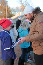 Johtokunnan jäsen Jukka Tiitto jakamassa palkintoja