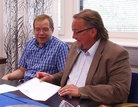 Haapajärven kaupunginjohtaja Juha Uusivirta ja Pesäpalloliiton toiminnanjohtaja Arto Ojaniemi allekirjoittivat sopimuksen Tenavaleirin järjestämisestä Haapajärvellä kesällä 2014.
