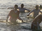 Piirinmestaruutta juhlistettiin kastautumalla järvessä. 