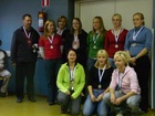 B-tytöt kaulassaan piirinmestaruushopeaa.