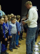 G-junioreille mitaleita jakamassa vuoden miespelaaja Tero Kivelä.