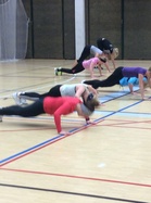 Jenna hoiti alkulämpät.