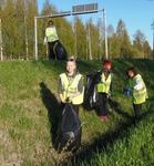 Tytöt kertoivat että jo kolme jätesäkillistä oli tullut ihan täyteen ja uudet säkit olivat täyttymässä.