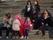 Vanhemmat vaihtavat kuulumisia