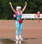 Avausheittoon valmistautumassa polttareitaan viettänyt Suvi Hjelm.