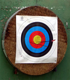 Johtoportaan jäätävää työskentelyä jousen kanssa. JoPo otti selvän 
kaksoisvoiton jousiammuntakisassa: 1. Olavi Parttimaa 2. Pekka Reinvuo 3. 
Taneli Heikkilä