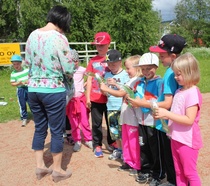 Pesiskoululaiset saivat tänä vuonna Reisjärven Osuuspankin lahjoittamana juomapullot. Mieluisia tuntuivat olevan. 