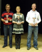 Vuoden vetäjä Jari Saaranen, vuoden lady Sari Kananen sekä vuoden 2013 miespelaaja Tero Kivelä