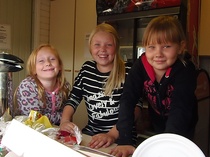 Iloiset tytöt huolehtivat kioskista