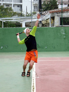 Vapaa-aikanakin liikuttiin. Ykkössyöttöönsä luottava Kippola tippui parinsa kanssa välierissä. Nelinpelimestaruuden tenniksessä vei tiukan väännön 
jälkeen pari Jokelainen-Pyrrö