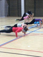 Jenna hoiti alkulämpät.