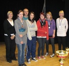 D-tyttöjä muistettiin osallistumismitaleilla