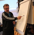 Jari Saaranen havainnollisti, miten tuomarin kannattaa sijoittua.